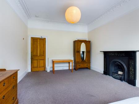 3 bedroom Flat to let in Warrender Park Road, Marchmont, Edinburgh, EH9