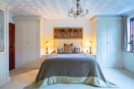 5 bedroom Detached house for sale in Bush Hill, Winchmore Hill, London, N21