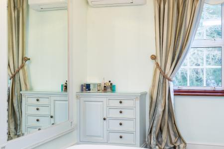 5 bedroom Detached house for sale in Bush Hill, Winchmore Hill, London, N21