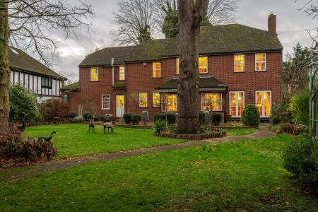 5 bedroom Detached house for sale in Bush Hill, Winchmore Hill, London, N21