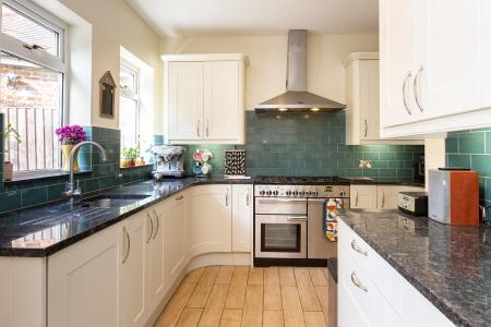 5 bedroom Detached house for sale in Landra Gardens, Winchmore Hill, London, N21