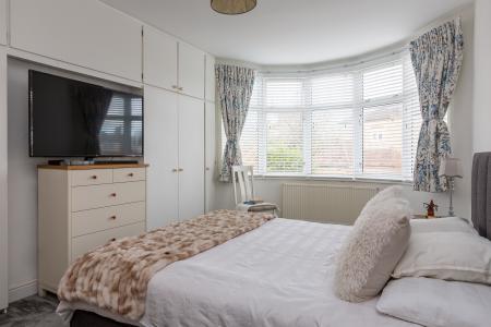 3 bedroom Semi-detached house for sale in Ridge Crest, Enfield, London, EN2