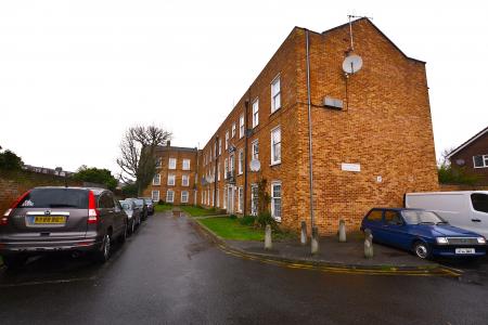 2 bedroom Flat for sale in Baker Street, Enfield, London, EN1