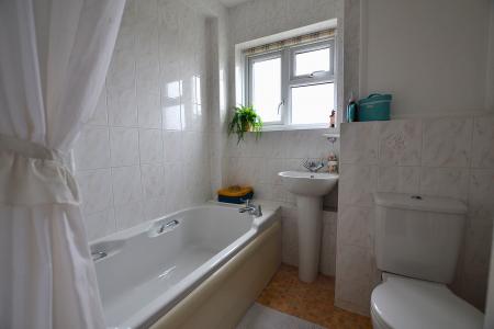 2 bedroom Flat for sale in Baker Street, Enfield, London, EN1