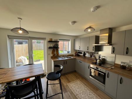 4 bedroom Flat to let in Manor Way, Erdington, Birmingham, B24