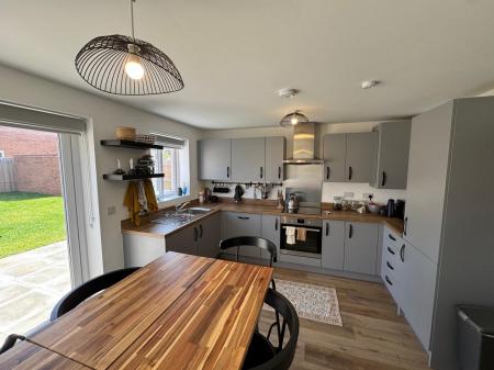 4 bedroom Flat to let in Manor Way, Erdington, Birmingham, B24