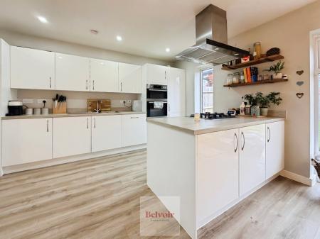 4 bedroom Detached house for sale in Taylor Gardens, Evesham, WR11