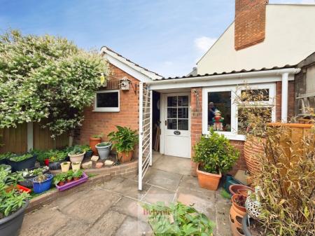 3 bedroom Terraced House for sale in Elm Road, Evesham, WR11