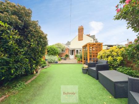 3 bedroom Terraced House for sale in Elm Road, Evesham, WR11