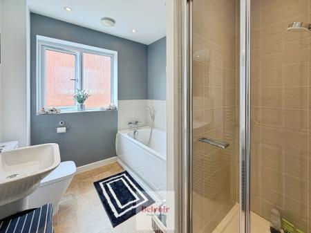 4 bedroom Detached house for sale in Enstone Way, Evesham, WR11