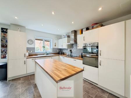 4 bedroom Detached house for sale in Enstone Way, Evesham, WR11
