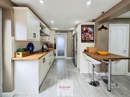 4 bedroom Semi-detached house for sale in Coxlea Close, Evesham, WR11