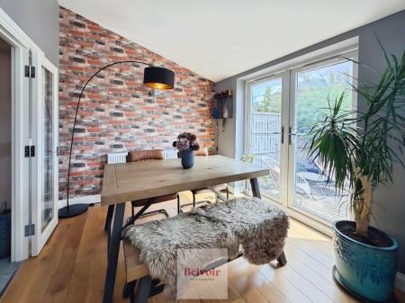 4 bedroom Semi-detached house for sale in Coxlea Close, Evesham, WR11