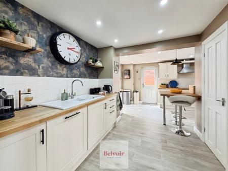 4 bedroom Semi-detached house for sale in Coxlea Close, Evesham, WR11