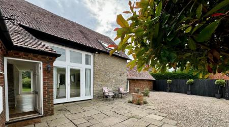 4 bedroom Detached house to let in Station Road, Offenham - Worcestershire, WR11