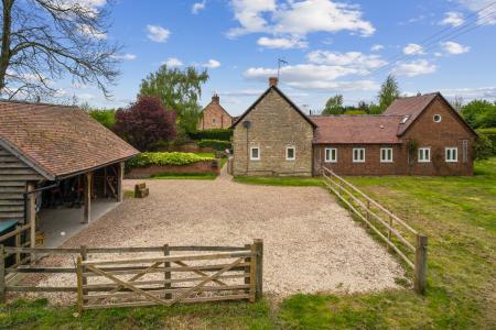 4 bedroom Detached house to let in Station Road, Offenham - Worcestershire, WR11