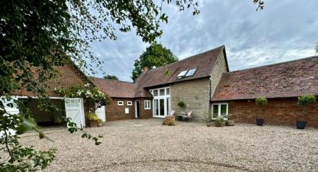 4 bedroom Detached house to let in Station Road, Offenham - Worcestershire, WR11