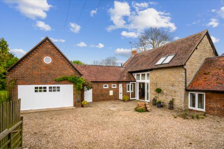 4 bedroom Detached house to let in Station Road, Offenham - Worcestershire, WR11