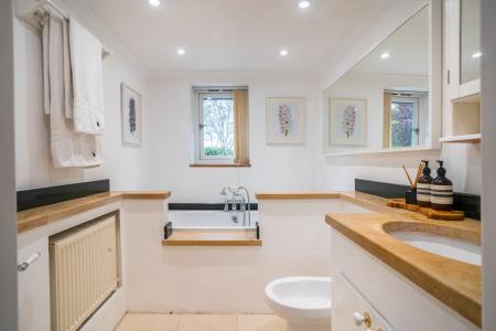 4 bedroom Detached house to let in Station Road, Offenham - Worcestershire, WR11