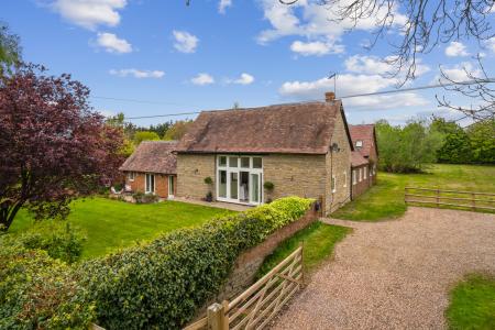 4 bedroom Detached house to let in Station Road, Offenham - Worcestershire, WR11