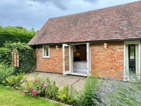 4 bedroom Detached house to let in Station Road, Offenham - Worcestershire, WR11
