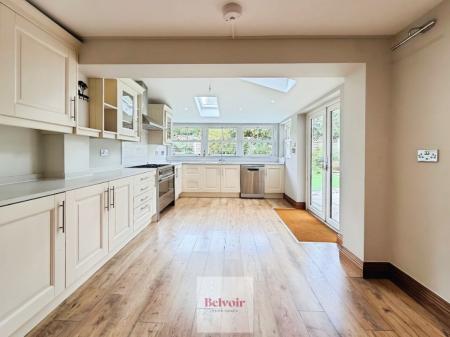5 bedroom Detached house to let in Prince Henrys Close, Greenhill, Evesham, WR11