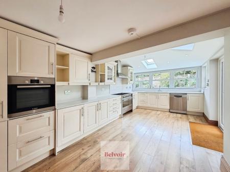 5 bedroom Detached house to let in Prince Henrys Close, Greenhill, Evesham, WR11