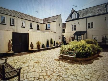 3 bedroom Flat to let in Fore Street, Topsham, EX3