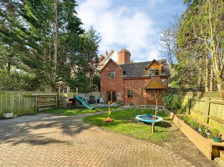 3 bedroom Detached house to let in Lower Knoll, Exmouth, EX8