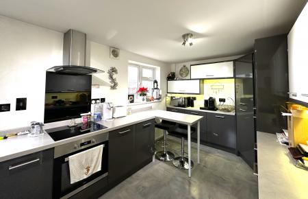 4 bedroom Terraced House to let in Birchwood Road, Exmouth, EX8