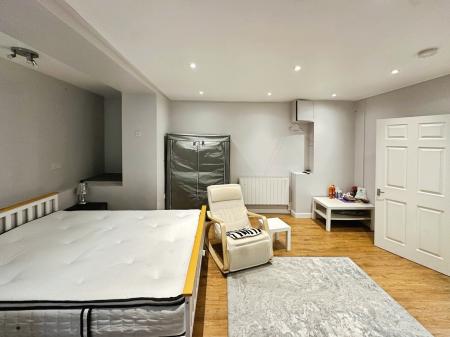 1 bedroom Flat to let in High Street, Exmouth, EX8