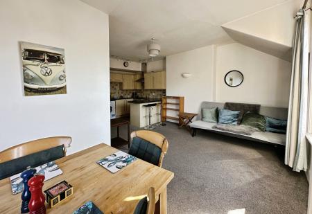 2 bedroom Flat to let in Station Road, Budleigh Salterton, EX9