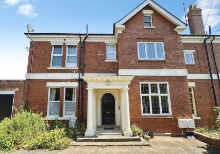 3 bedroom Flat to let in Douglas Avenue, Exmouth, EX8