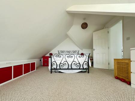 3 bedroom Flat to let in Douglas Avenue, Exmouth, EX8
