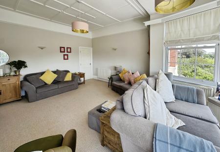 3 bedroom Flat to let in Douglas Avenue, Exmouth, EX8