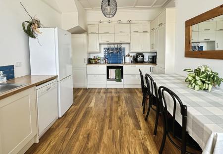 3 bedroom Flat to let in Douglas Avenue, Exmouth, EX8