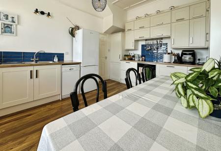 3 bedroom Flat to let in Douglas Avenue, Exmouth, EX8