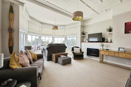 3 bedroom Flat to let in Douglas Avenue, Exmouth, EX8