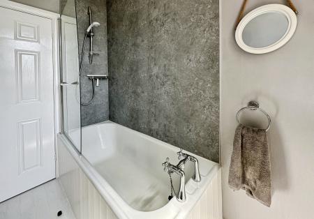 3 bedroom Flat to let in Douglas Avenue, Exmouth, EX8