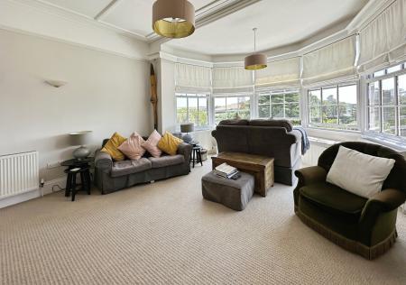 3 bedroom Flat to let in Douglas Avenue, Exmouth, EX8