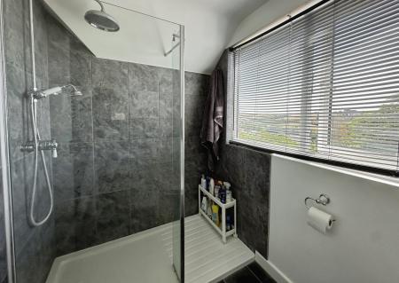 3 bedroom Flat to let in Douglas Avenue, Exmouth, EX8