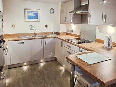 2 bedroom Flat to let in Buckingham Close, Exmouth, EX8