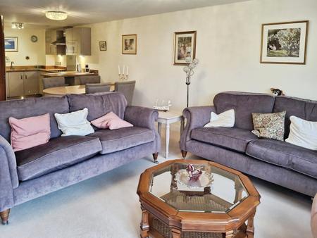 2 bedroom Flat to let in Buckingham Close, Exmouth, EX8