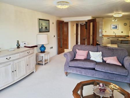 2 bedroom Flat to let in Buckingham Close, Exmouth, EX8