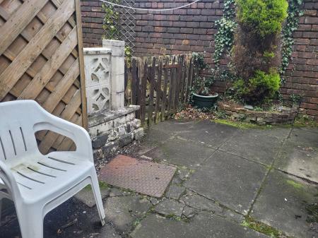 2 bedroom Terraced House to let in Main Street, Brightons, FK2