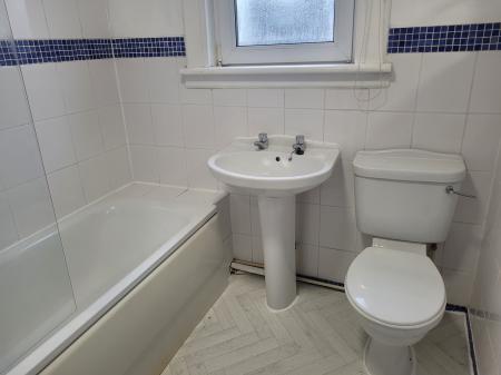 2 bedroom Terraced House to let in Main Street, Brightons, FK2