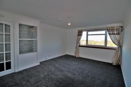 2 bedroom Flat to let in Gairloch Crescent, Redding, FK2