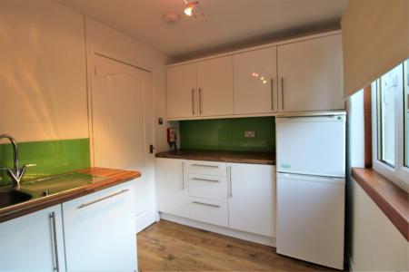 2 bedroom Flat to let in Gairloch Crescent, Redding, FK2