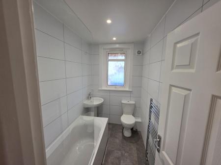 2 bedroom Flat to let in Windsor Crescent, Maddiston, FK2