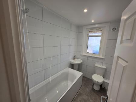 2 bedroom Flat to let in Windsor Crescent, Maddiston, FK2